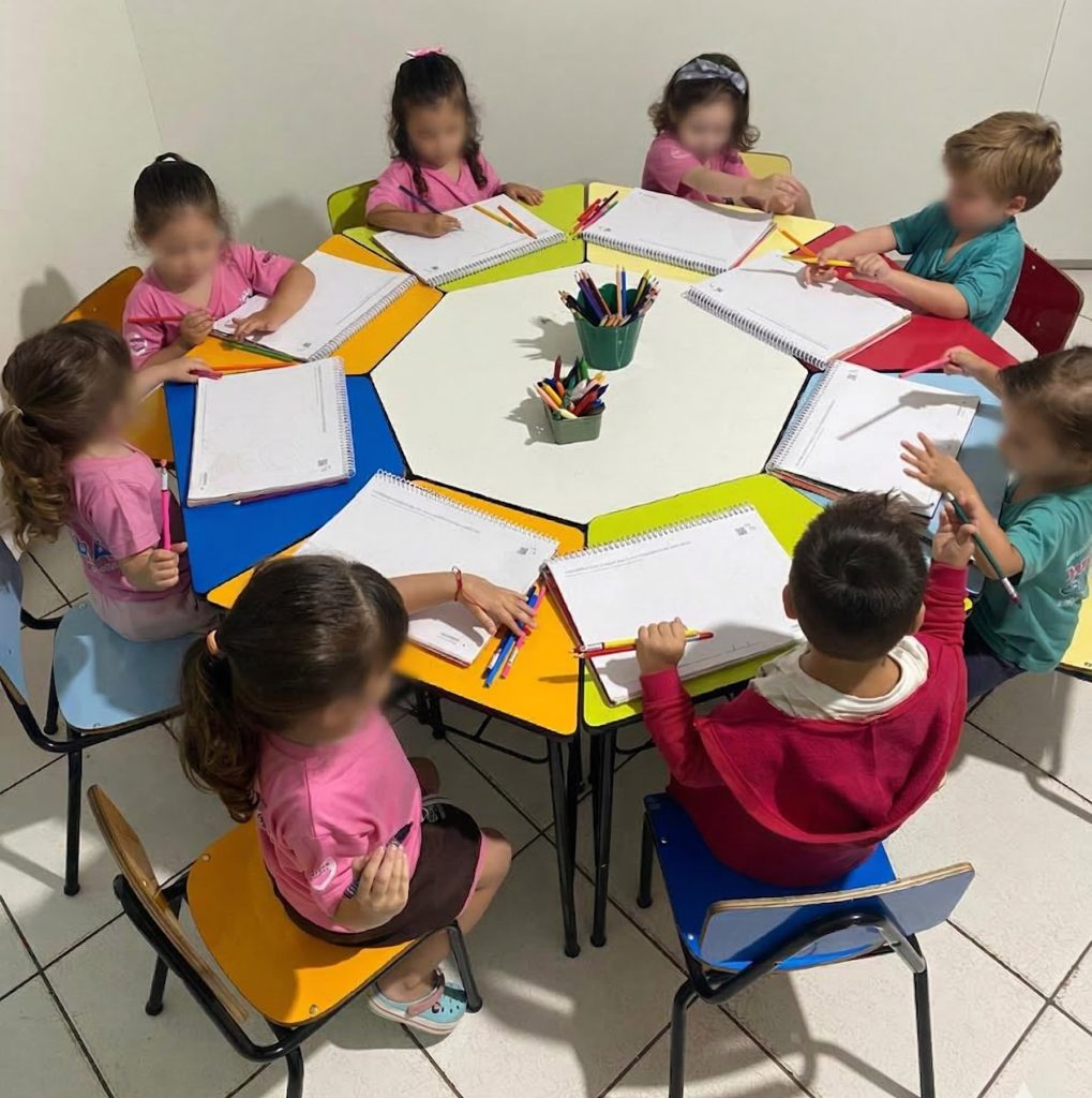 Crianças em atividade na Titia Coruja